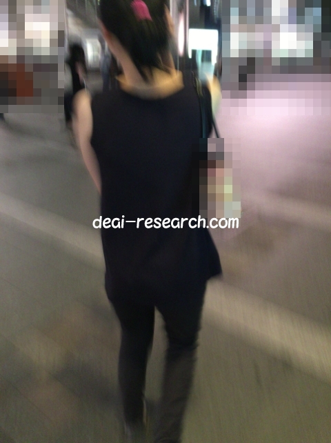 �w�O�ő҂����킹